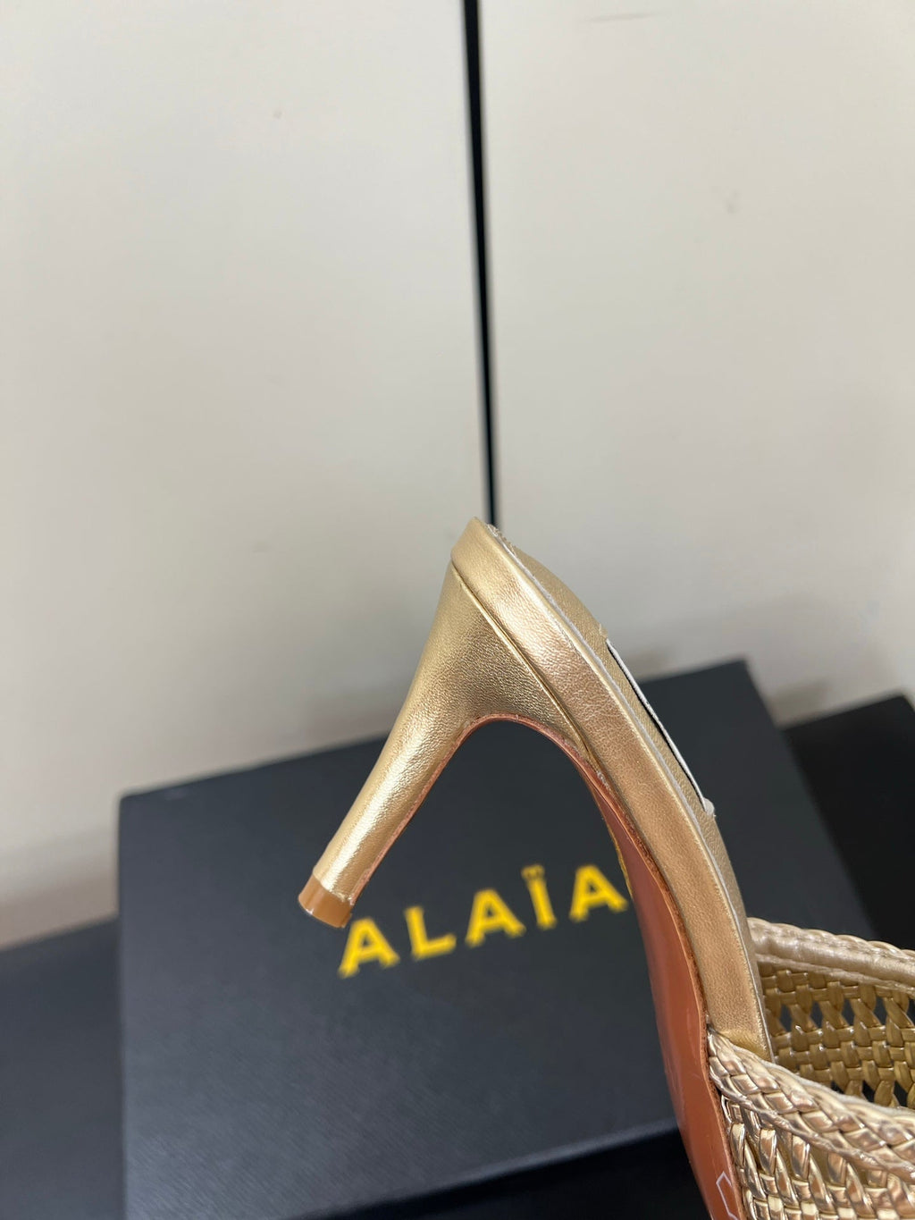 ALAIA HIGH HEEL 25S 70 MM IN GOLD LAMBSKIN WITH WOVEN PATTERN