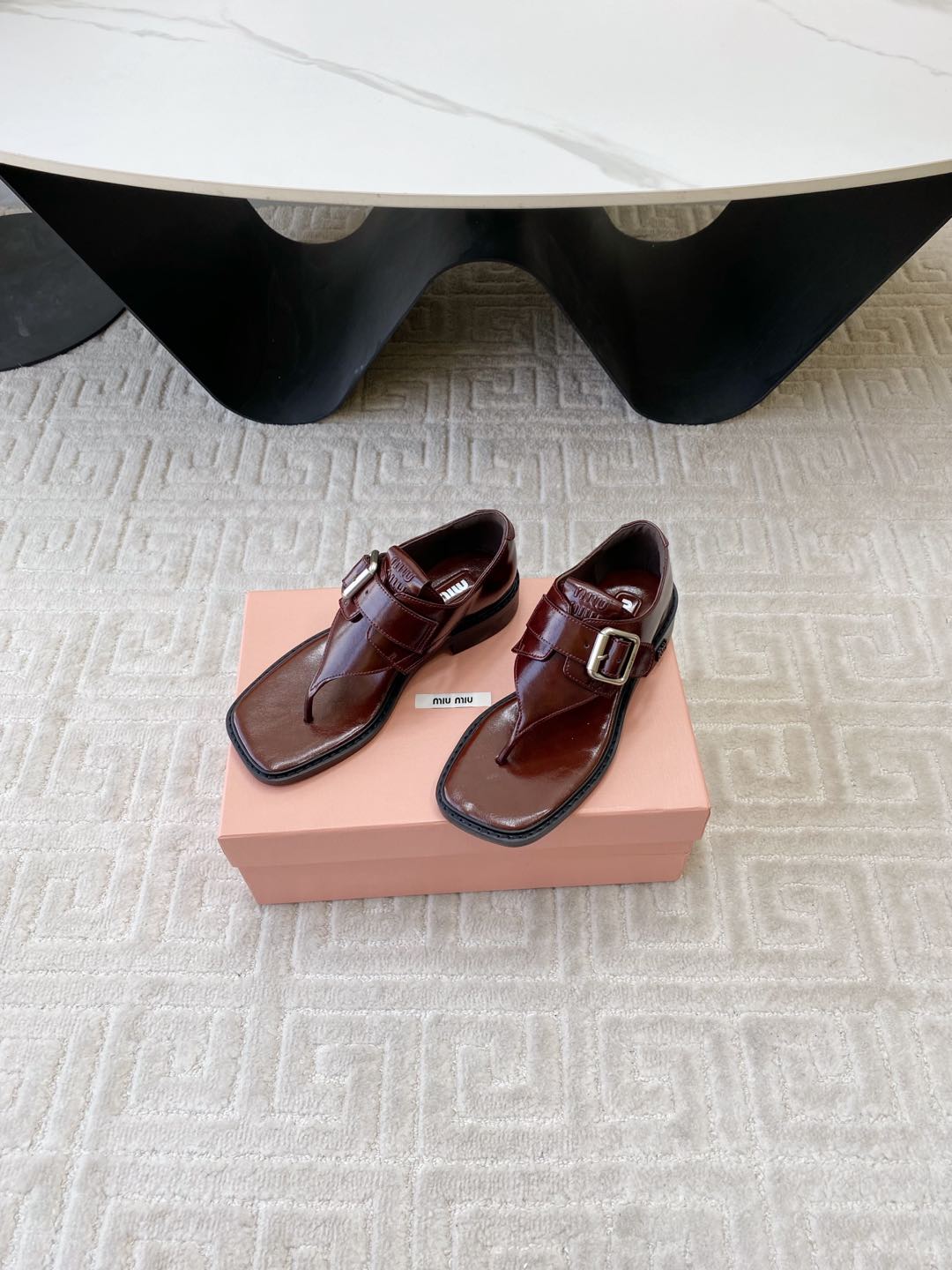 THONG SANDALS IN RED BROWN SHINY LAMBSKIN WITH SILVER BUCKLE