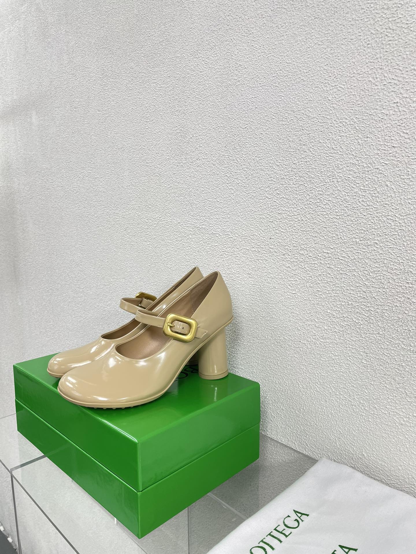 BOTTEGA VENETA ATOMIC MARY-JANE PUMP 9 CM IN BISQUE BEIGE CALFSKIN