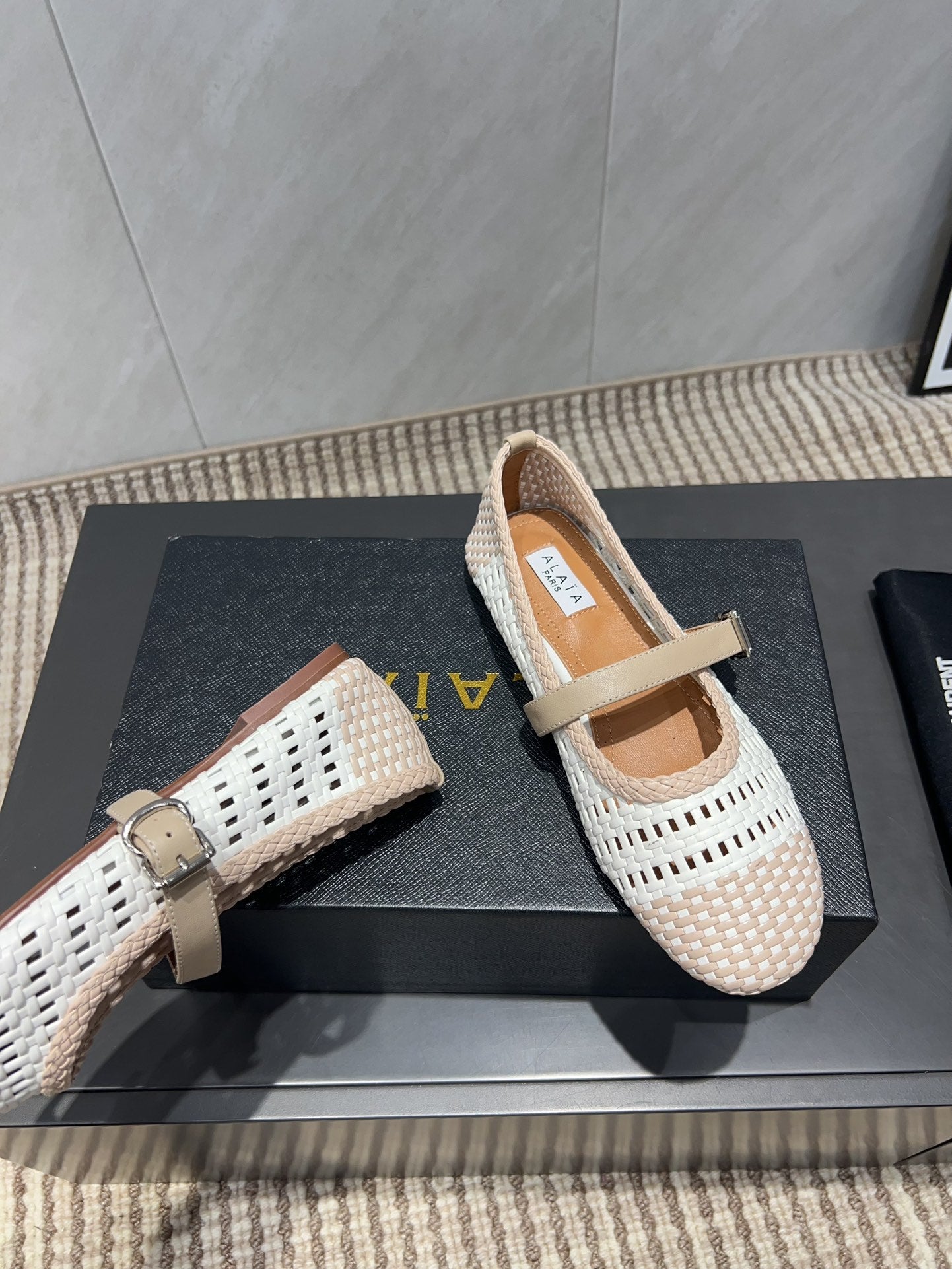 ALAIA MARY JANE FLATS WOVEN PATTERN 25S IN WHITE MIX LIGHT BEIGE CALFSKIN