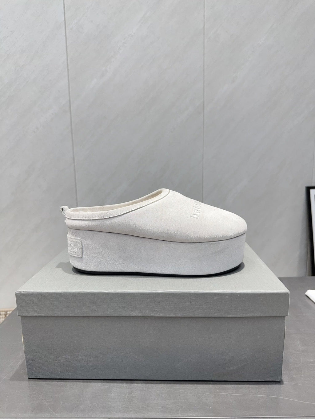 BALENCIAGA 25S AURALEE SLIP-ON 50 MM IN WHITE SUEDE STYLE 3