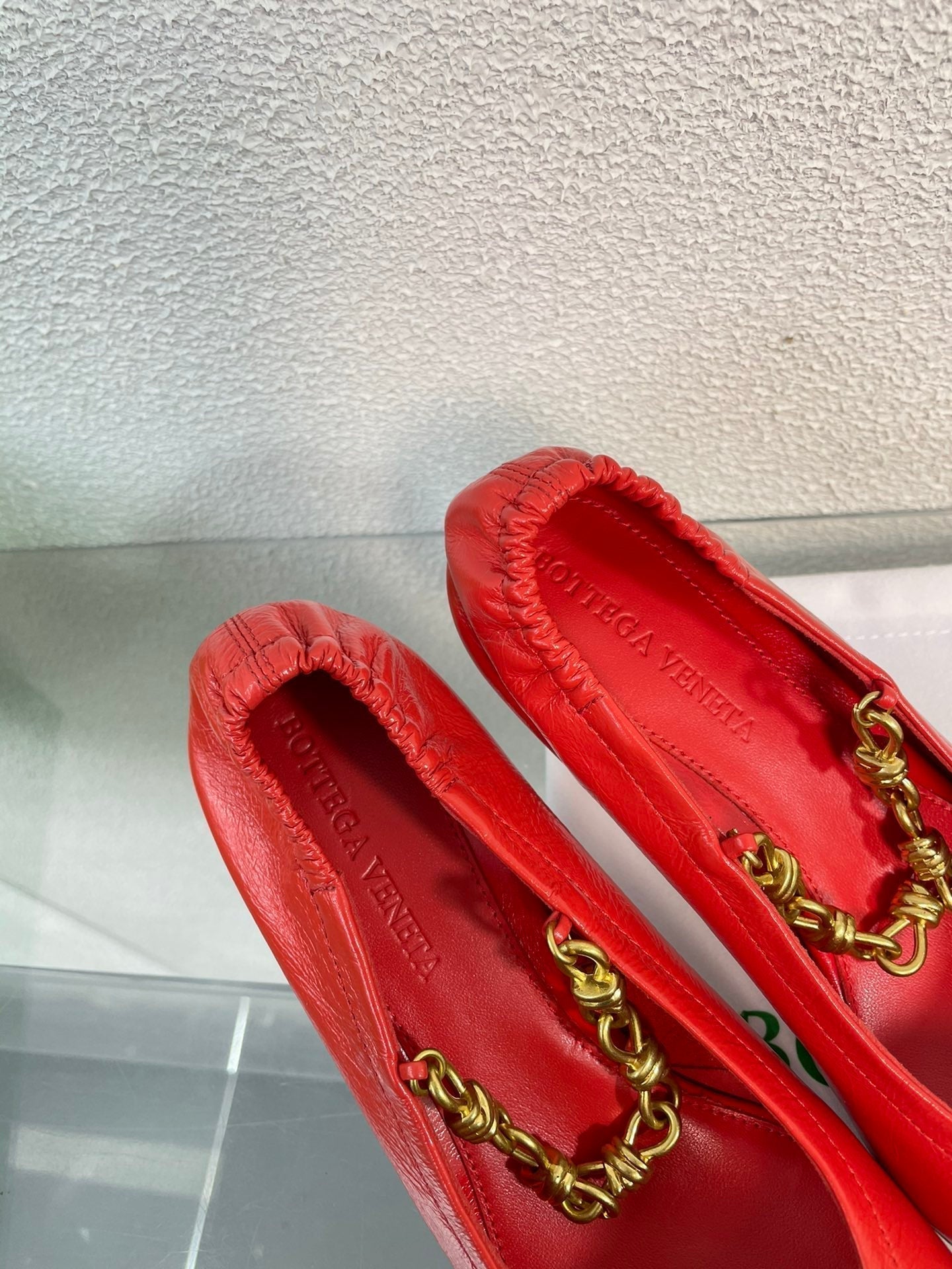 BOTTEGA VENETA SHARP CHAIN PUMP 6 CM IN RUBY RED CALFSKIN
