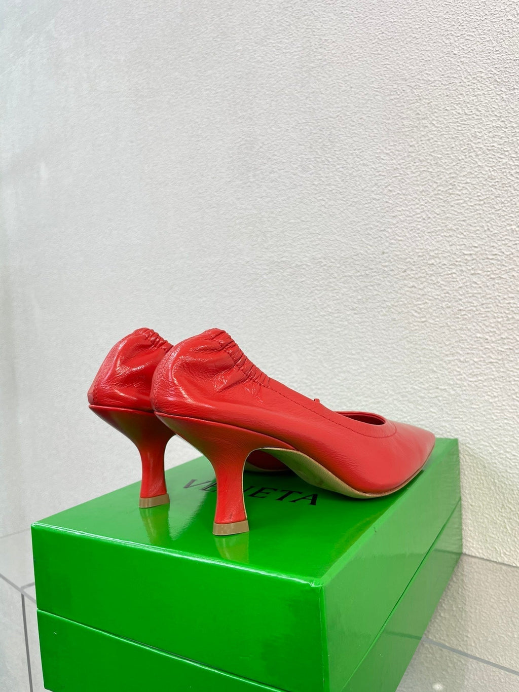BOTTEGA VENETA SHARP CHAIN PUMP 6 CM IN RUBY RED CALFSKIN