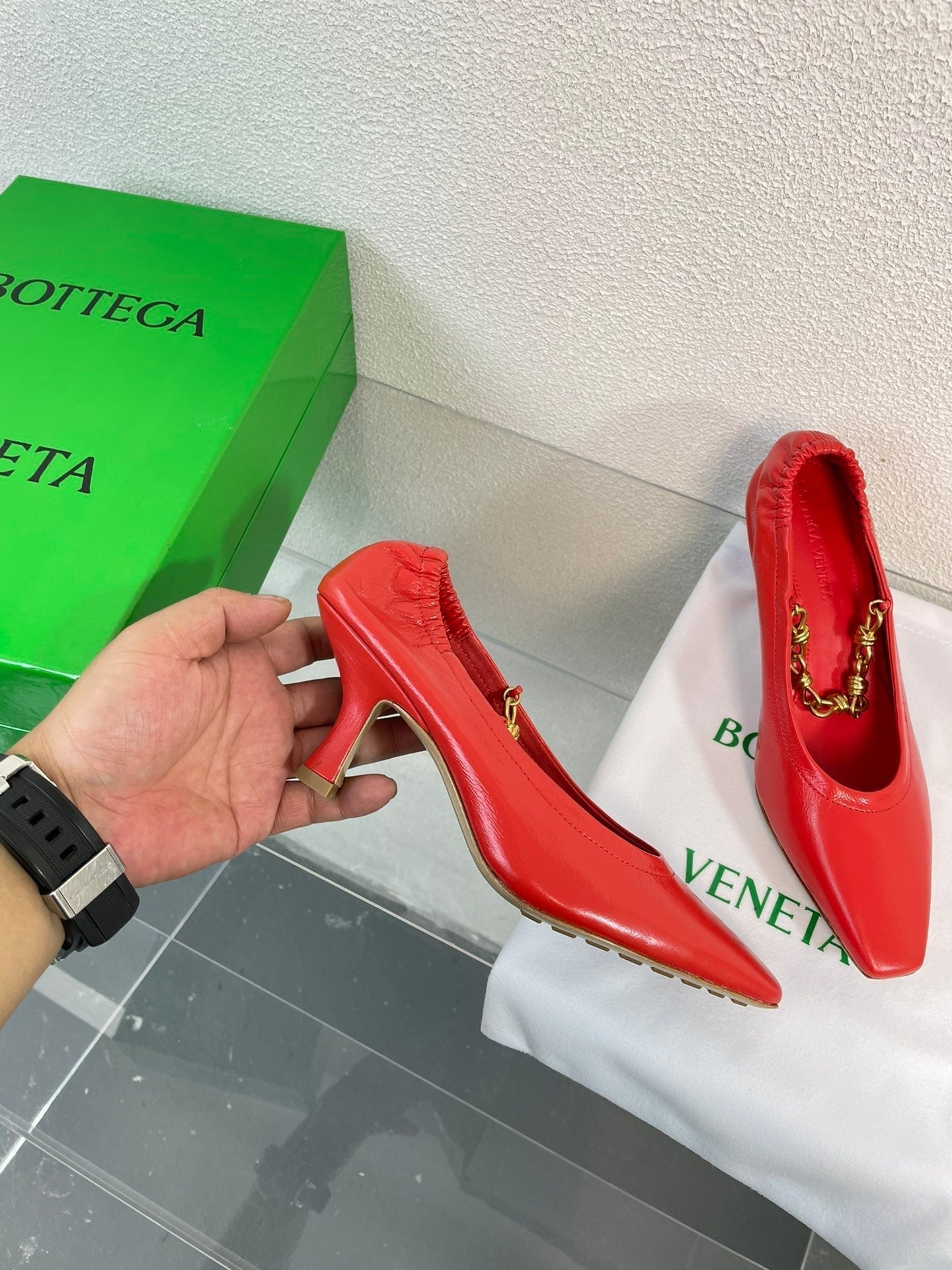 BOTTEGA VENETA SHARP CHAIN PUMP 6 CM IN RUBY RED CALFSKIN