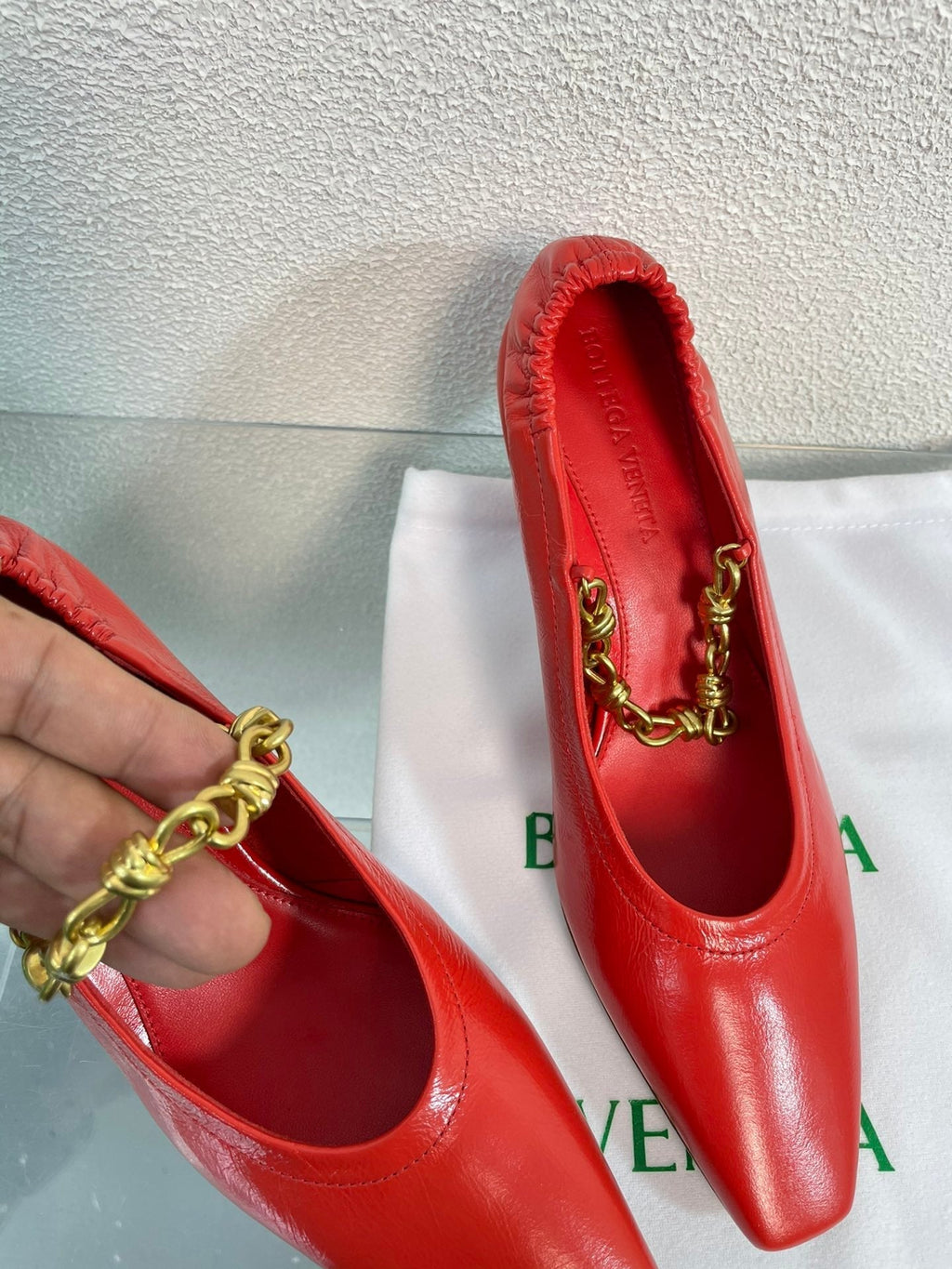 BOTTEGA VENETA SHARP CHAIN PUMP 6 CM IN RUBY RED CALFSKIN