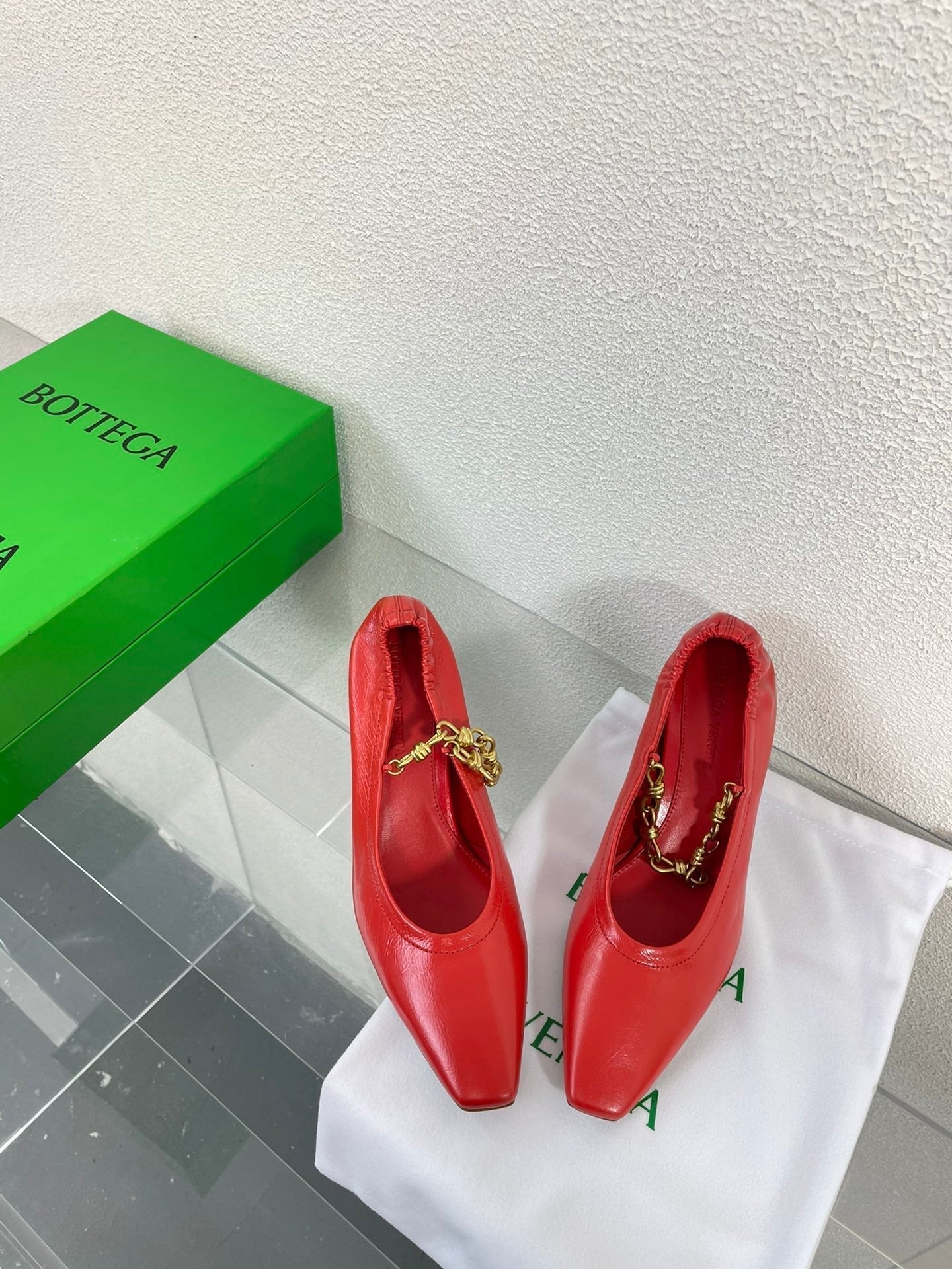 BOTTEGA VENETA SHARP CHAIN PUMP 6 CM IN RUBY RED CALFSKIN