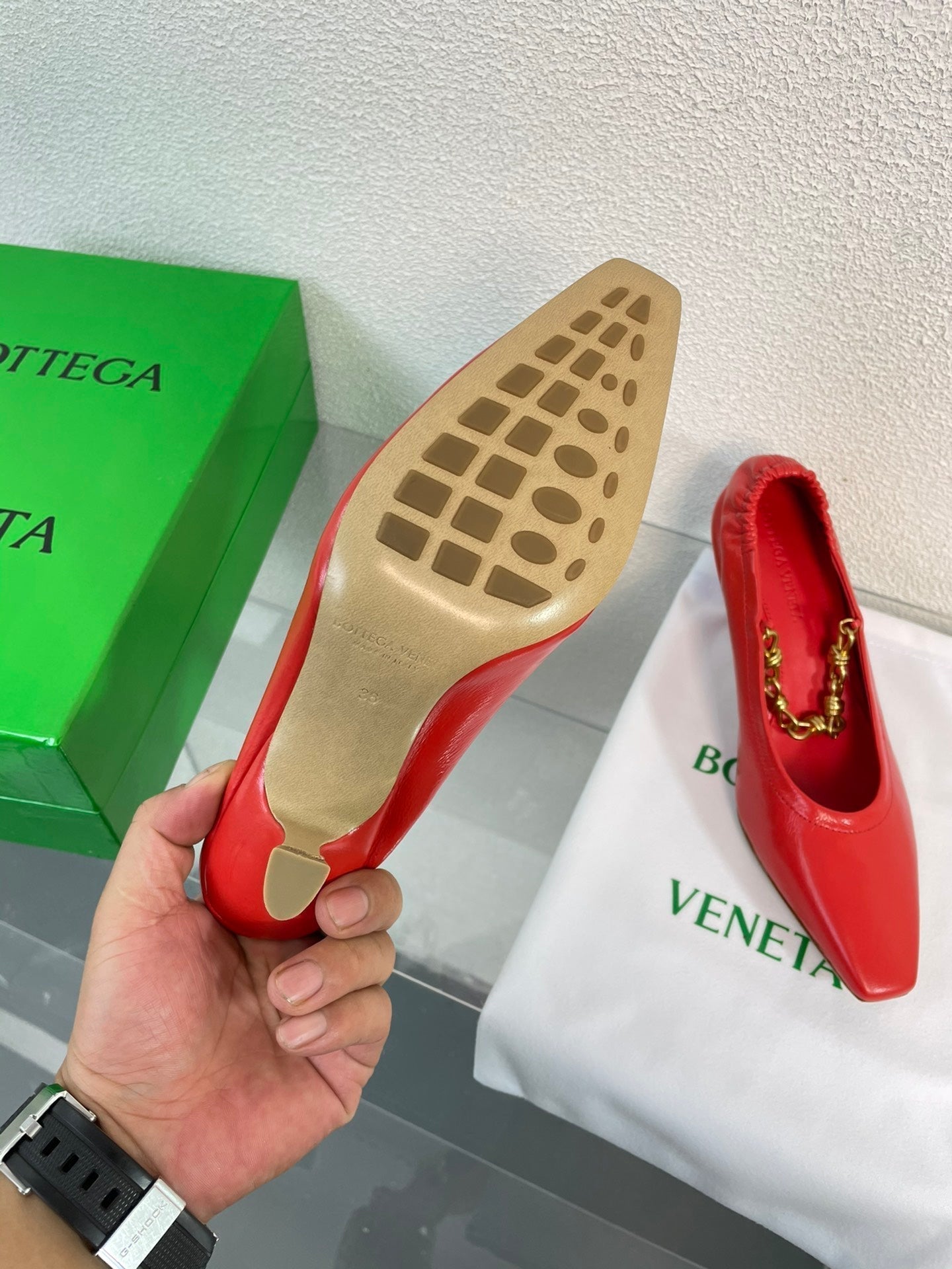 BOTTEGA VENETA SHARP CHAIN PUMP 6 CM IN RUBY RED CALFSKIN