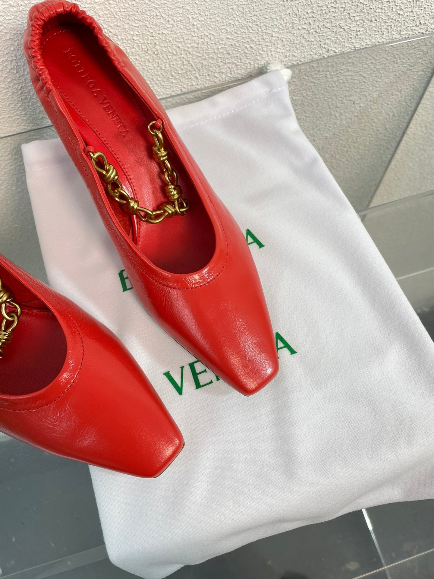 BOTTEGA VENETA SHARP CHAIN PUMP 6 CM IN RUBY RED CALFSKIN