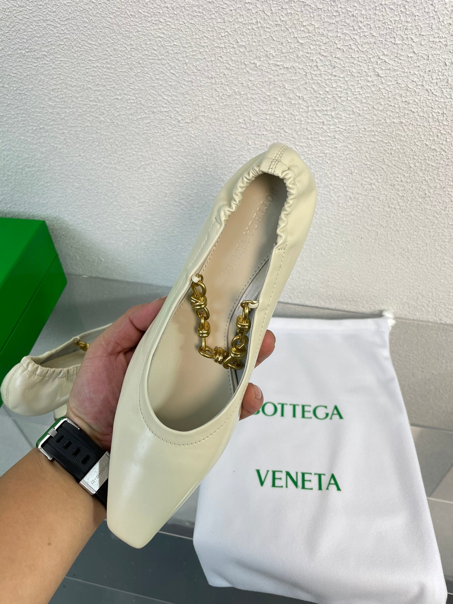 BOTTEGA VENETA SHARP CHAIN PUMP 6 CM IN BONE WHITE CALFSKIN