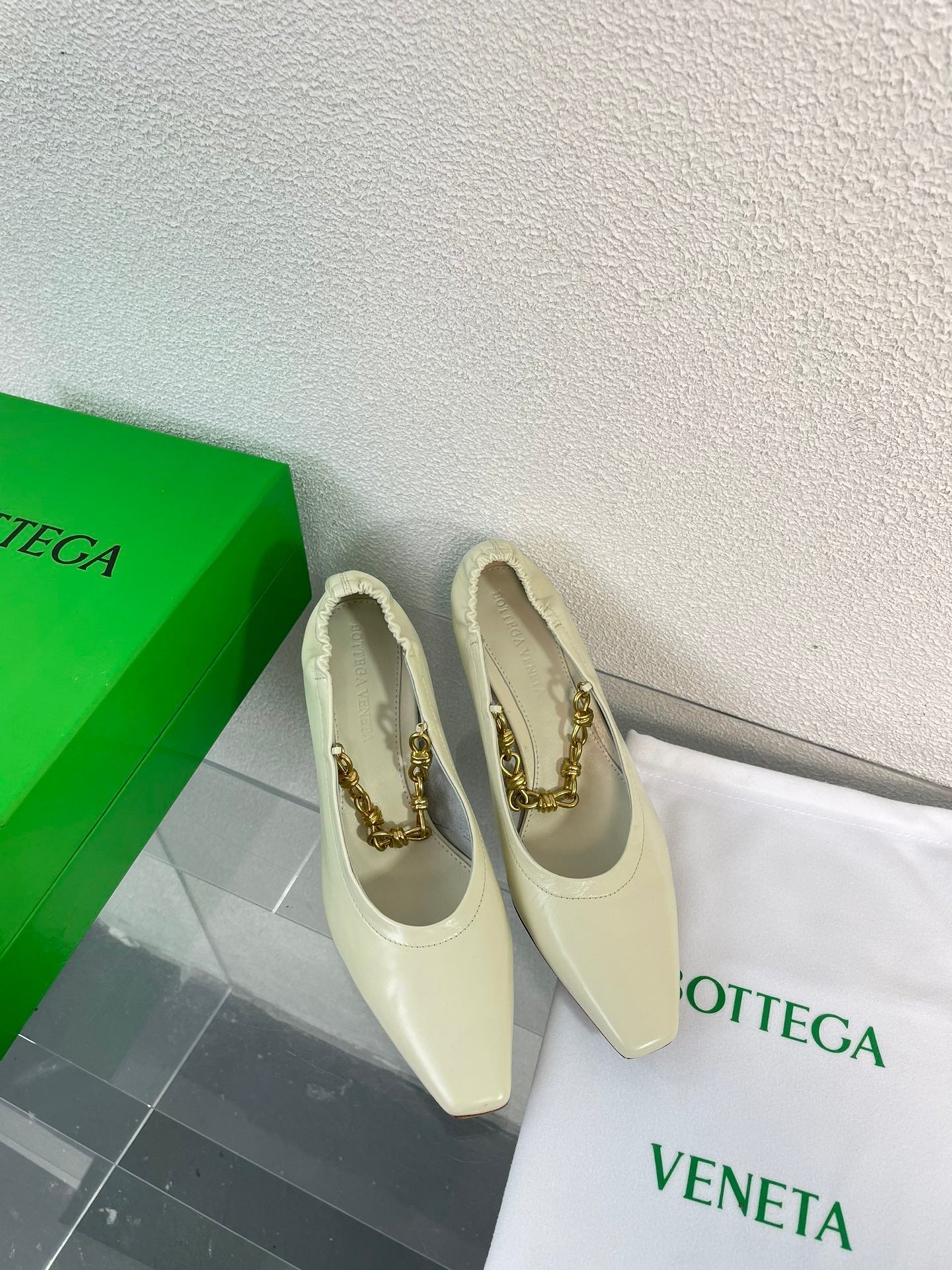 BOTTEGA VENETA SHARP CHAIN PUMP 6 CM IN BONE WHITE CALFSKIN