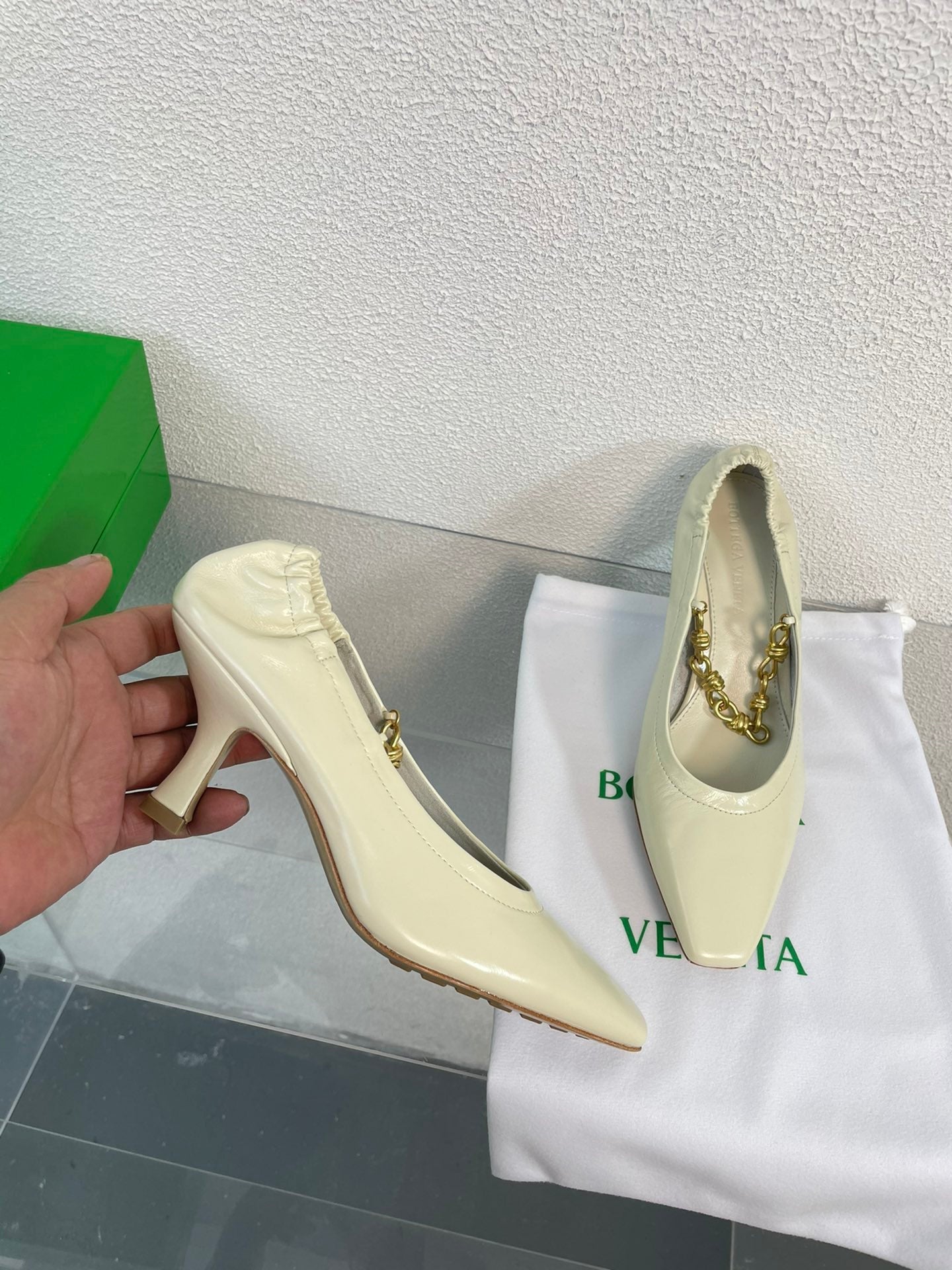 BOTTEGA VENETA SHARP CHAIN PUMP 6 CM IN BONE WHITE CALFSKIN