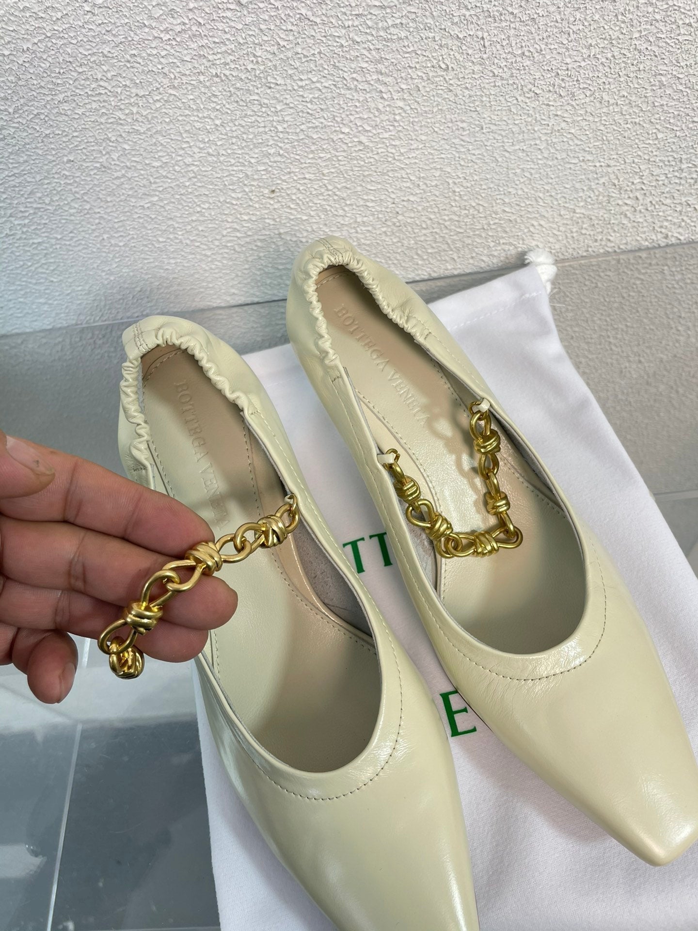 BOTTEGA VENETA SHARP CHAIN PUMP 6 CM IN BONE WHITE CALFSKIN
