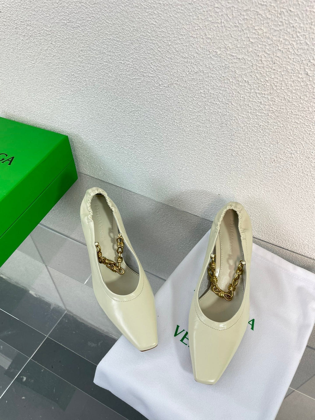 BOTTEGA VENETA SHARP CHAIN PUMP 6 CM IN BONE WHITE CALFSKIN