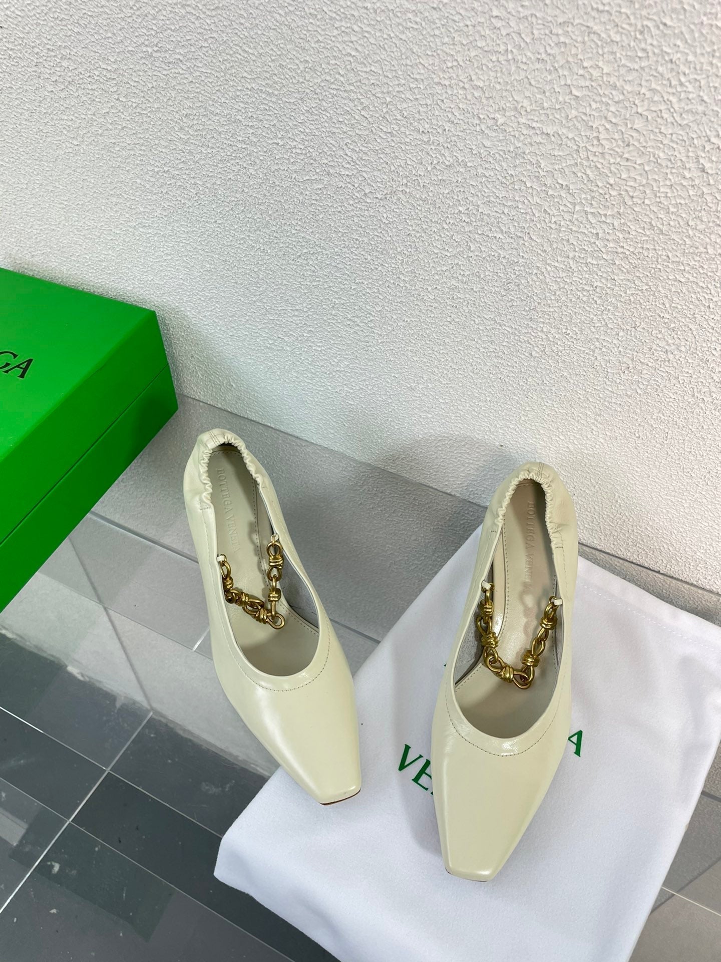 BOTTEGA VENETA SHARP CHAIN PUMP 6 CM IN BONE WHITE CALFSKIN