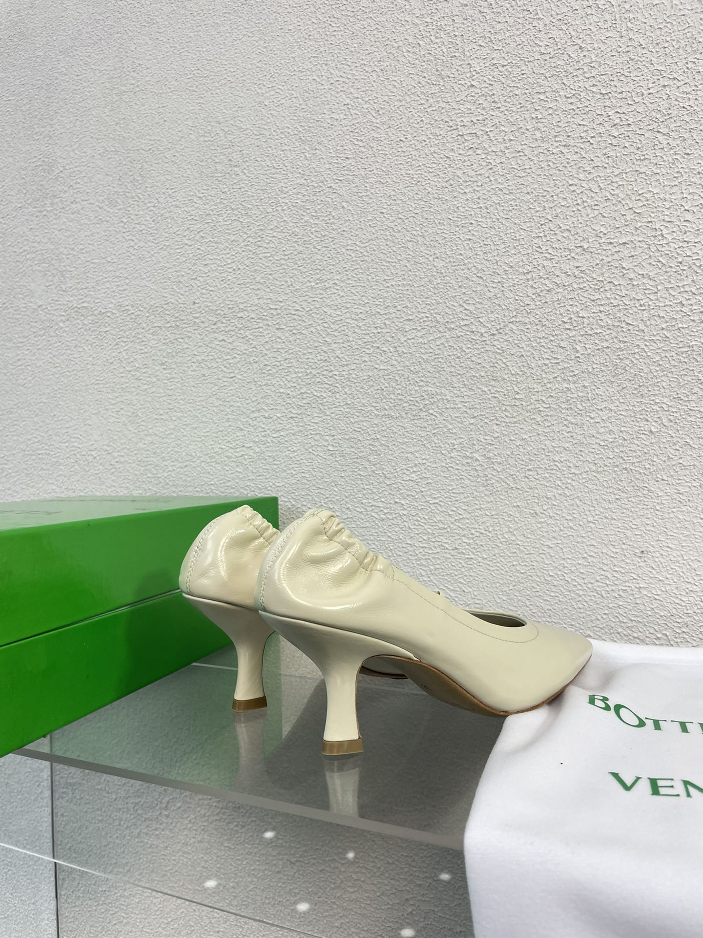 BOTTEGA VENETA SHARP CHAIN PUMP 6 CM IN BONE WHITE CALFSKIN