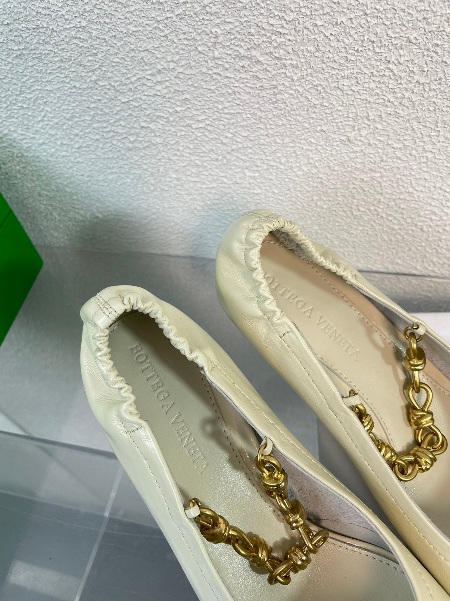 BOTTEGA VENETA SHARP CHAIN PUMP 6 CM IN BONE WHITE CALFSKIN