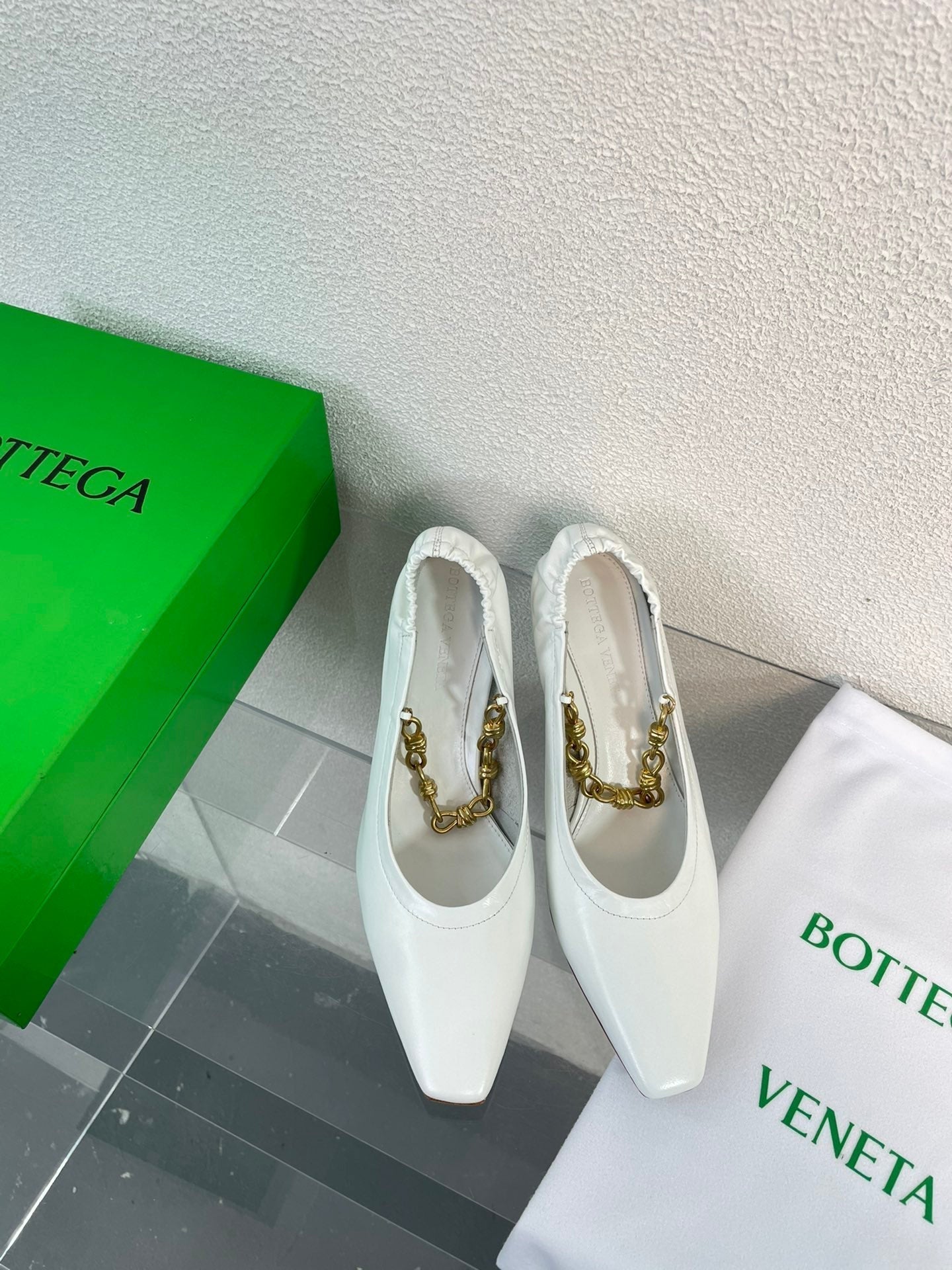 BOTTEGA VENETA SHARP CHAIN PUMP 6 CM IN WHITE CALFSKIN