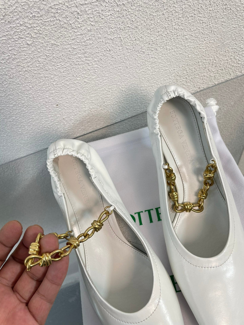 BOTTEGA VENETA SHARP CHAIN PUMP 6 CM IN WHITE CALFSKIN