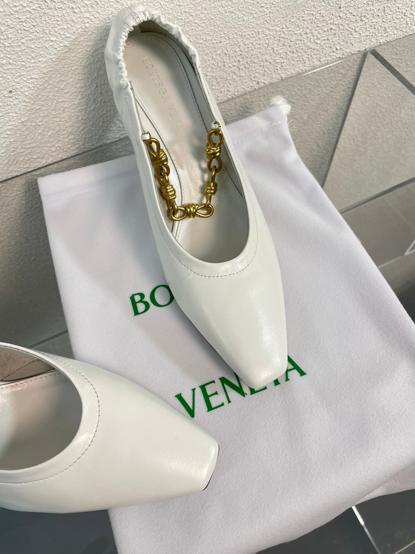 BOTTEGA VENETA SHARP CHAIN PUMP 6 CM IN WHITE CALFSKIN