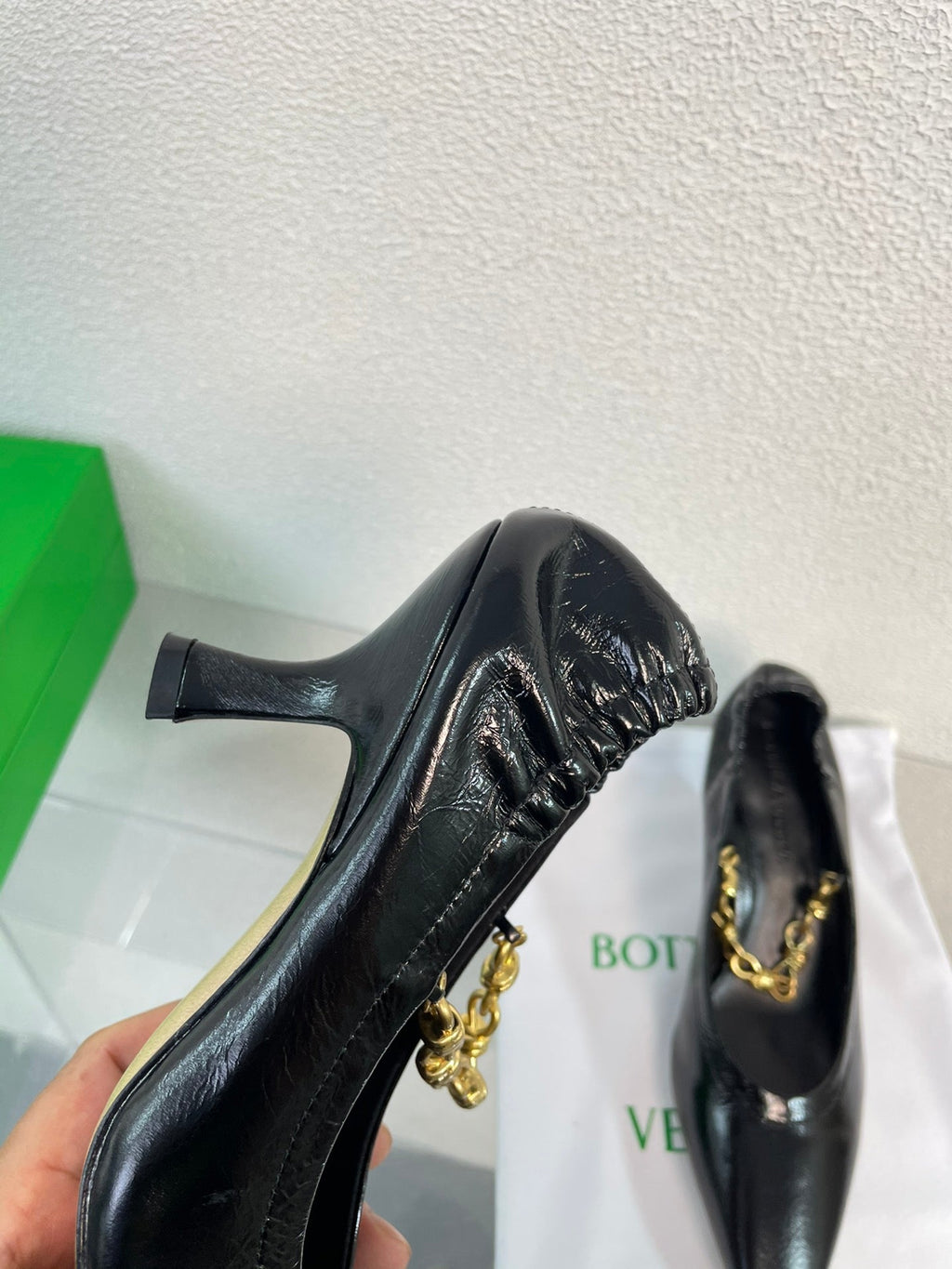 BOTTEGA VENETA SHARP CHAIN PUMP 6 CM IN BLACK CALFSKIN
