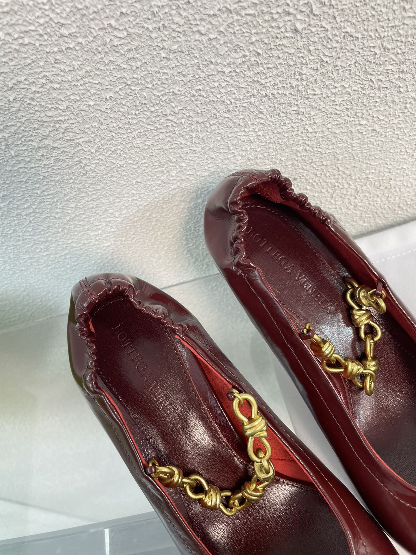 BOTTEGA VENETA SHARP CHAIN PUMP 6 CM IN MAHOGANY RED CALFSKIN