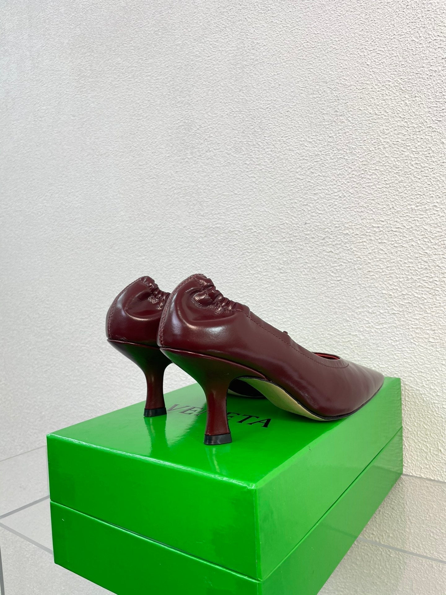 BOTTEGA VENETA SHARP CHAIN PUMP 6 CM IN MAHOGANY RED CALFSKIN
