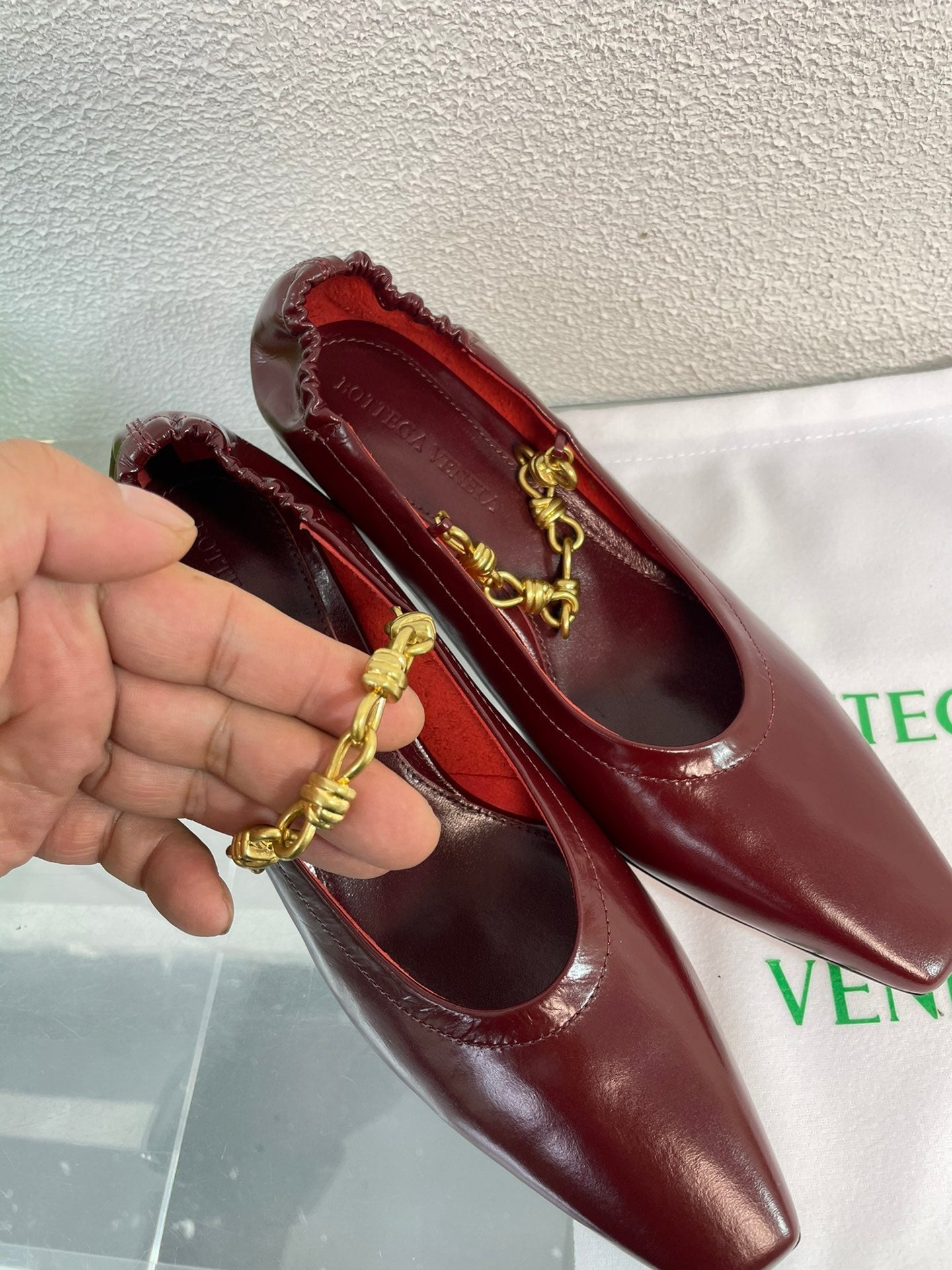 BOTTEGA VENETA SHARP CHAIN PUMP 6 CM IN MAHOGANY RED CALFSKIN