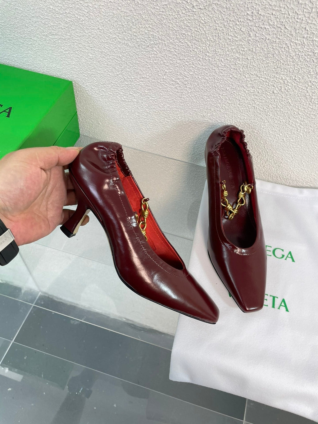 BOTTEGA VENETA SHARP CHAIN PUMP 6 CM IN MAHOGANY RED CALFSKIN