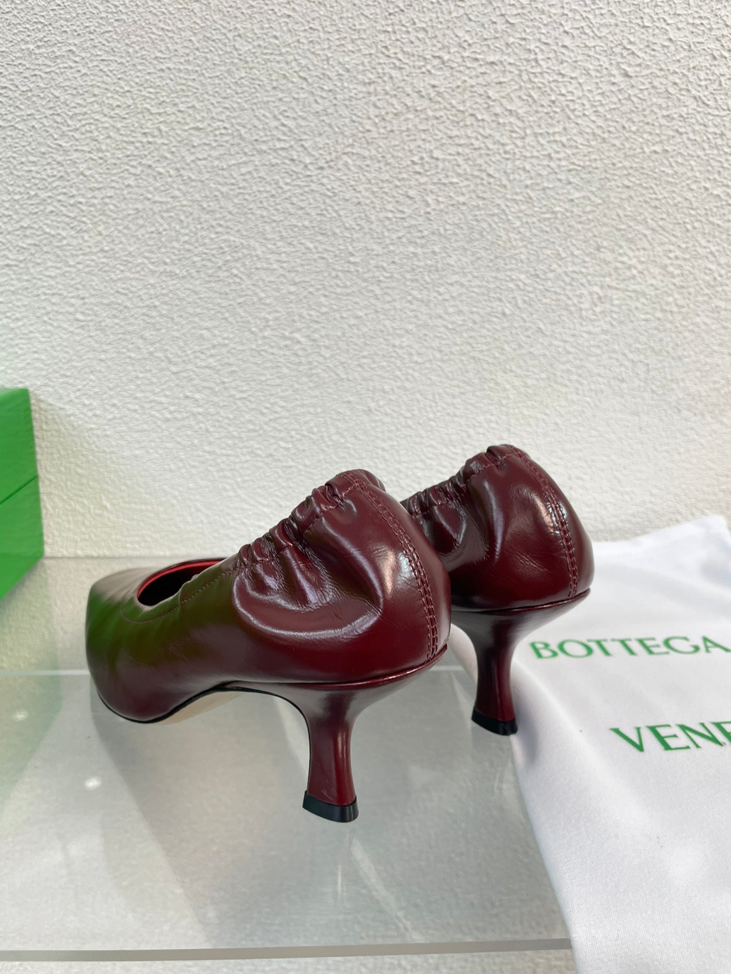BOTTEGA VENETA SHARP CHAIN PUMP 6 CM IN MAHOGANY RED CALFSKIN