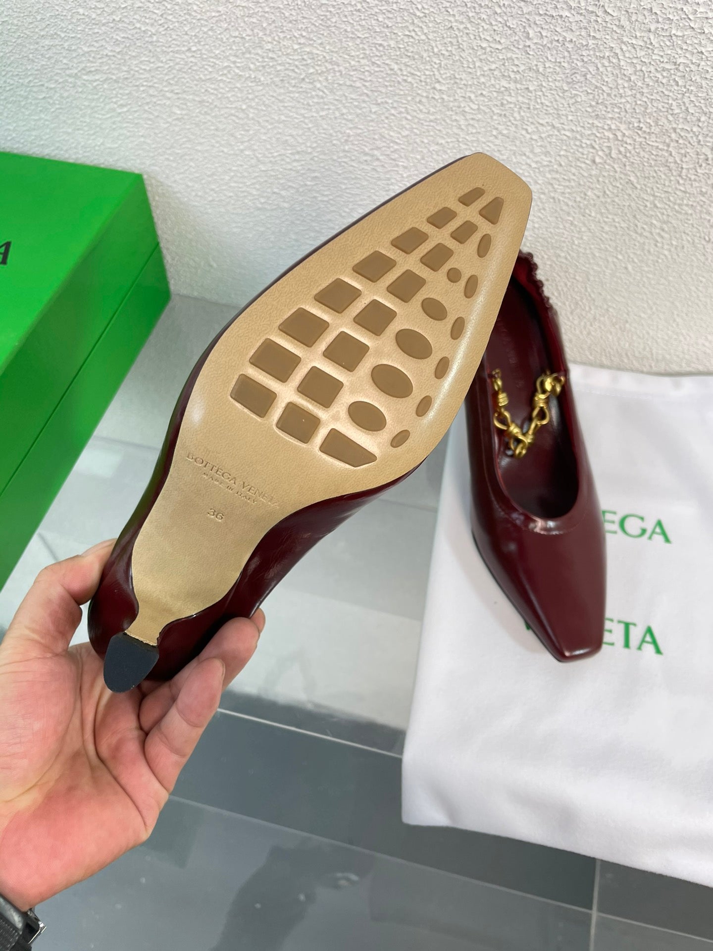 BOTTEGA VENETA SHARP CHAIN PUMP 6 CM IN MAHOGANY RED CALFSKIN
