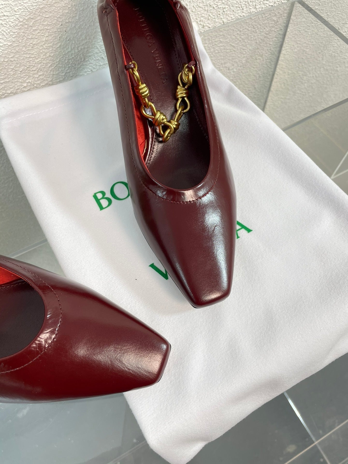 BOTTEGA VENETA SHARP CHAIN PUMP 6 CM IN MAHOGANY RED CALFSKIN