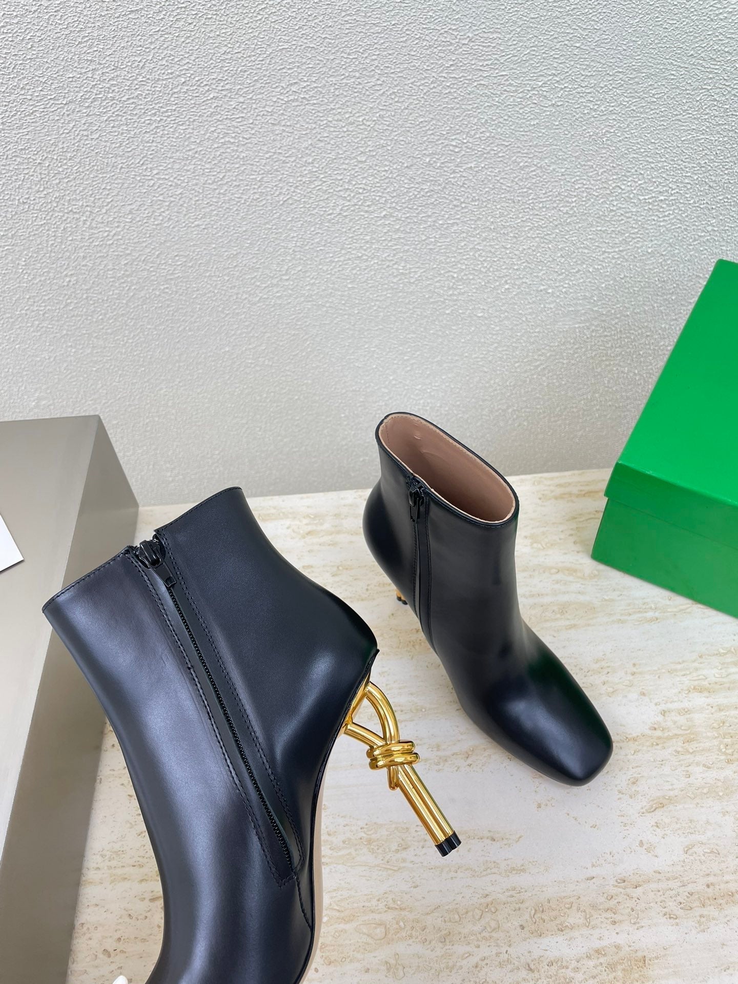 BOTTEGA VENETA KNOT ANKLE BOOT IN BLACK CALFSKIN WITH GOLD METAL HEEL 9 CM