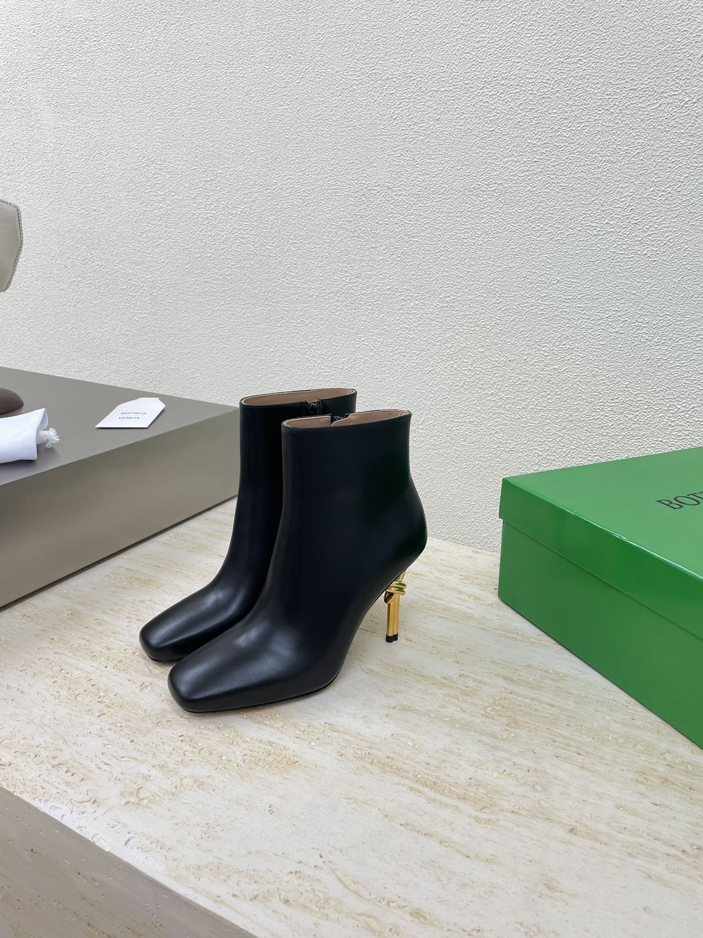 BOTTEGA VENETA KNOT ANKLE BOOT IN BLACK CALFSKIN WITH GOLD METAL HEEL 9 CM