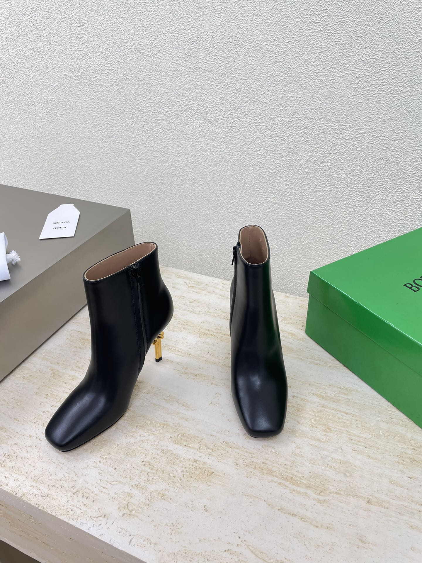 BOTTEGA VENETA KNOT ANKLE BOOT IN BLACK CALFSKIN WITH GOLD METAL HEEL 9 CM