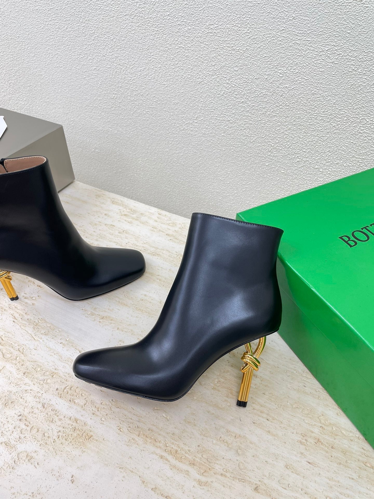 BOTTEGA VENETA KNOT ANKLE BOOT IN BLACK CALFSKIN WITH GOLD METAL HEEL 9 CM