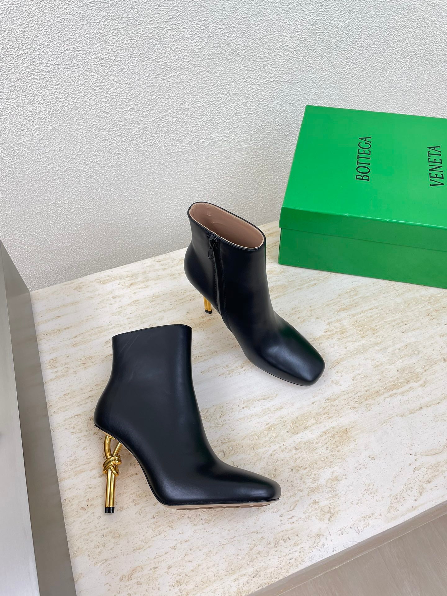 BOTTEGA VENETA KNOT ANKLE BOOT IN BLACK CALFSKIN WITH GOLD METAL HEEL 9 CM