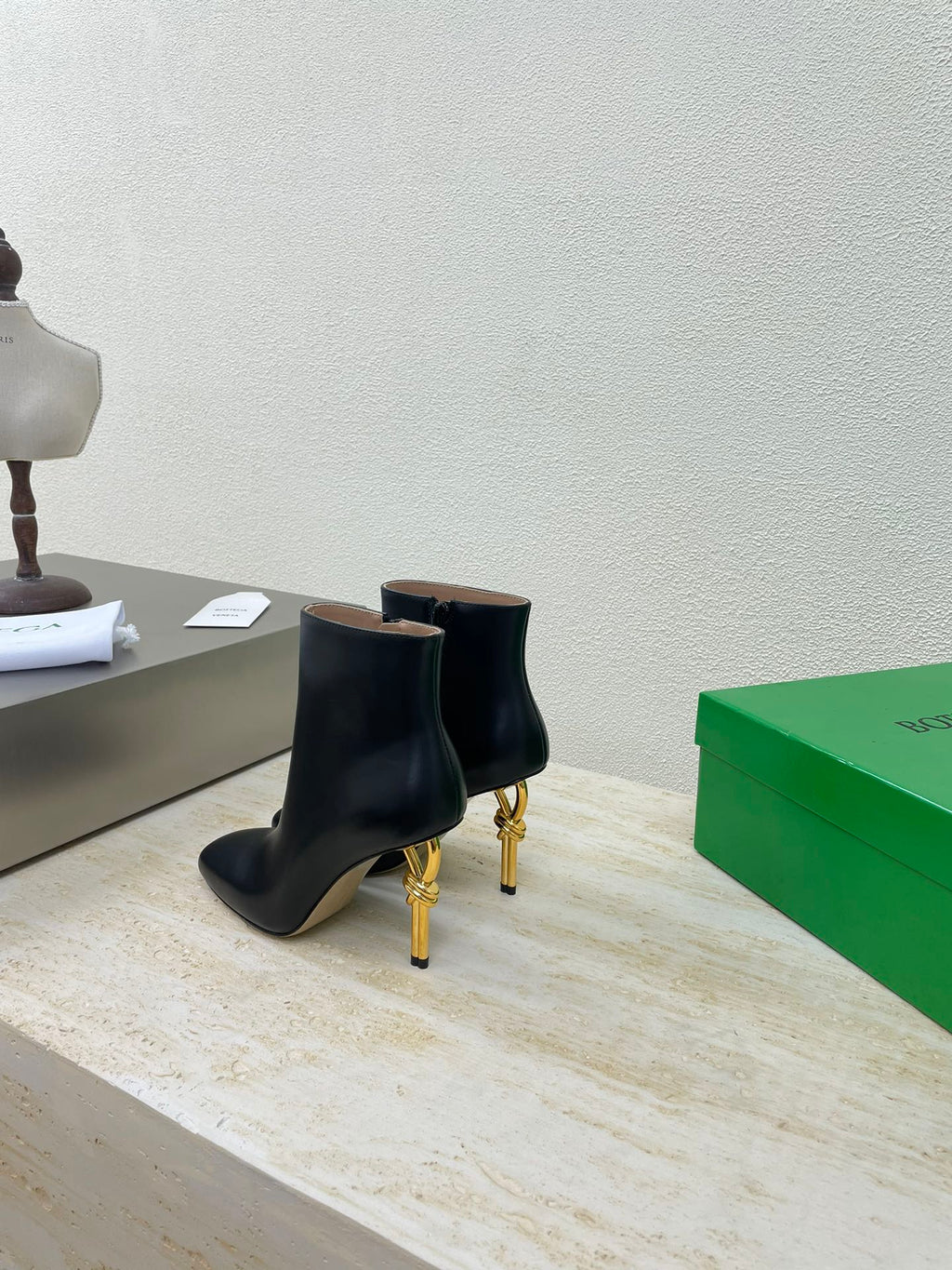 BOTTEGA VENETA KNOT ANKLE BOOT IN BLACK CALFSKIN WITH GOLD METAL HEEL 9 CM