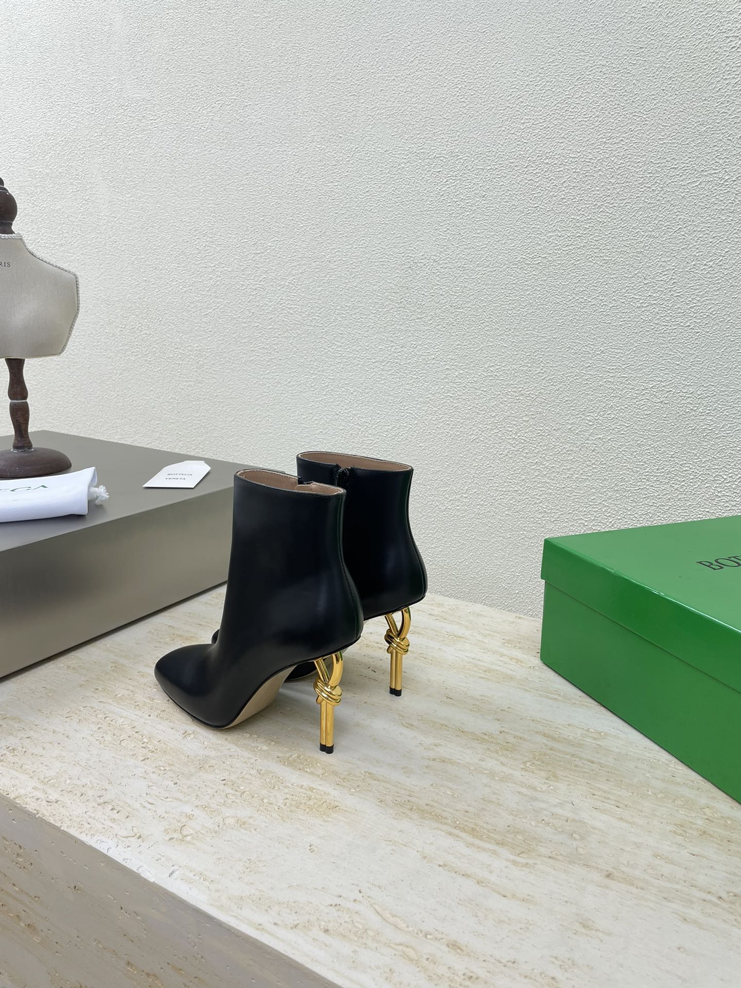 BOTTEGA VENETA KNOT ANKLE BOOT IN BLACK CALFSKIN WITH GOLD METAL HEEL 9 CM