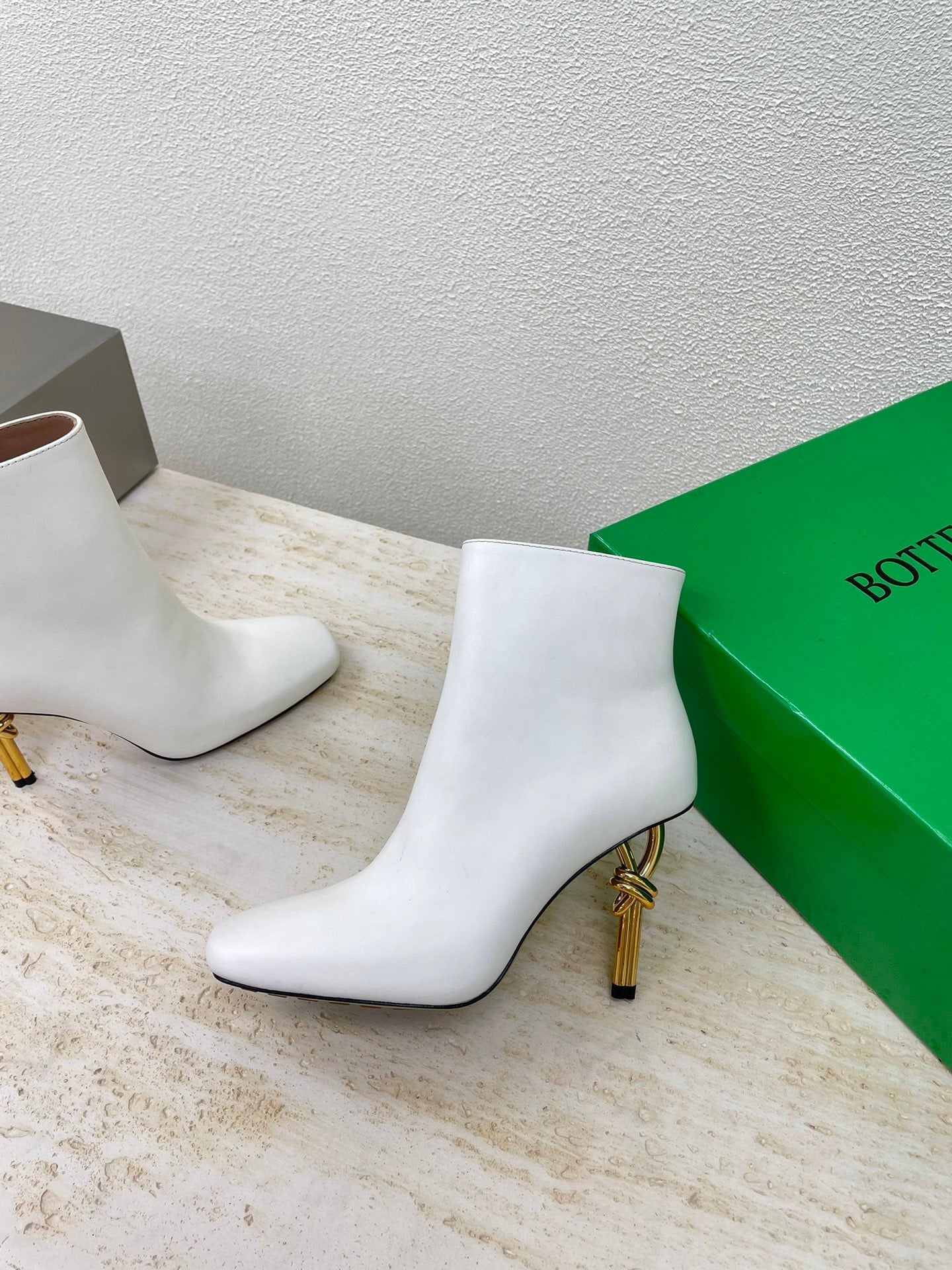 BOTTEGA VENETA KNOT ANKLE BOOT IN WHITE CALFSKIN WITH GOLD METAL HEEL 9 CM