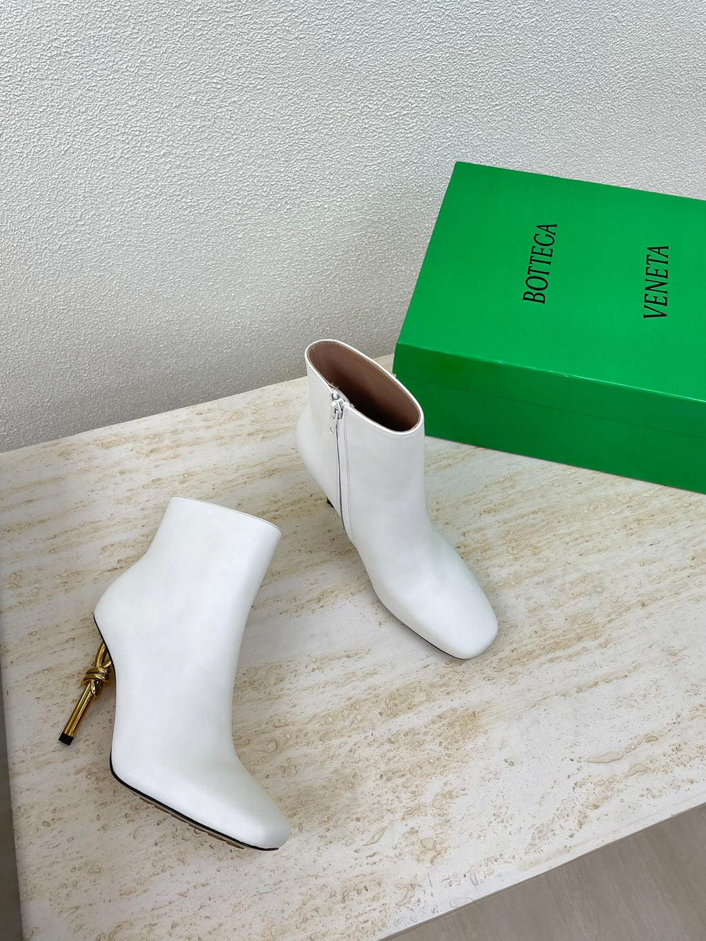 BOTTEGA VENETA KNOT ANKLE BOOT IN WHITE CALFSKIN WITH GOLD METAL HEEL 9 CM