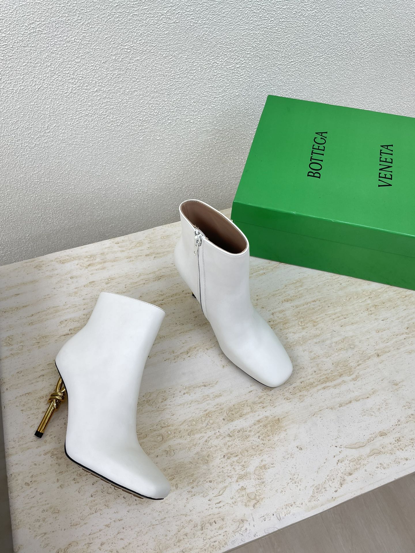 BOTTEGA VENETA KNOT ANKLE BOOT IN WHITE CALFSKIN WITH GOLD METAL HEEL 9 CM