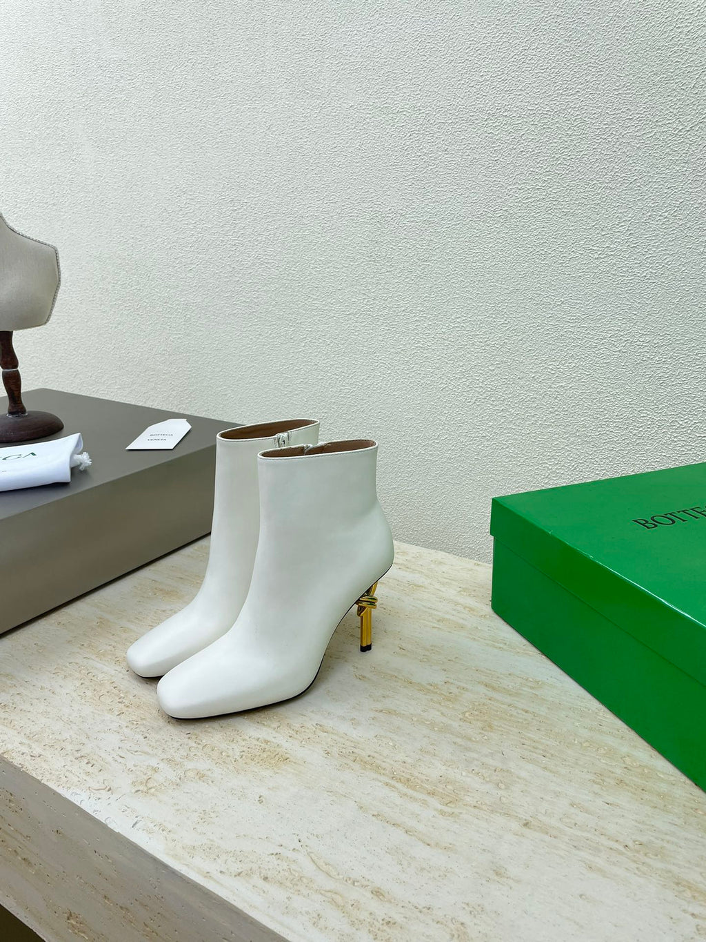 BOTTEGA VENETA KNOT ANKLE BOOT IN WHITE CALFSKIN WITH GOLD METAL HEEL 9 CM
