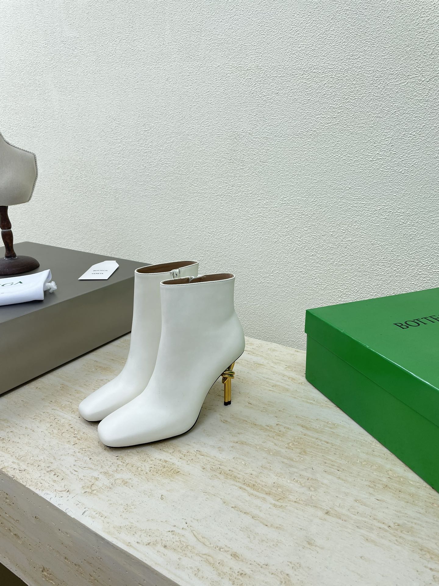 BOTTEGA VENETA KNOT ANKLE BOOT IN WHITE CALFSKIN WITH GOLD METAL HEEL 9 CM