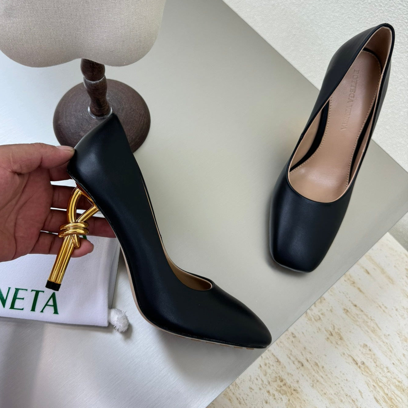 BOTTEGA VENETA KNOT HIGH PUMP IN BLACK AND GOLD METAL HEEL 9 CM