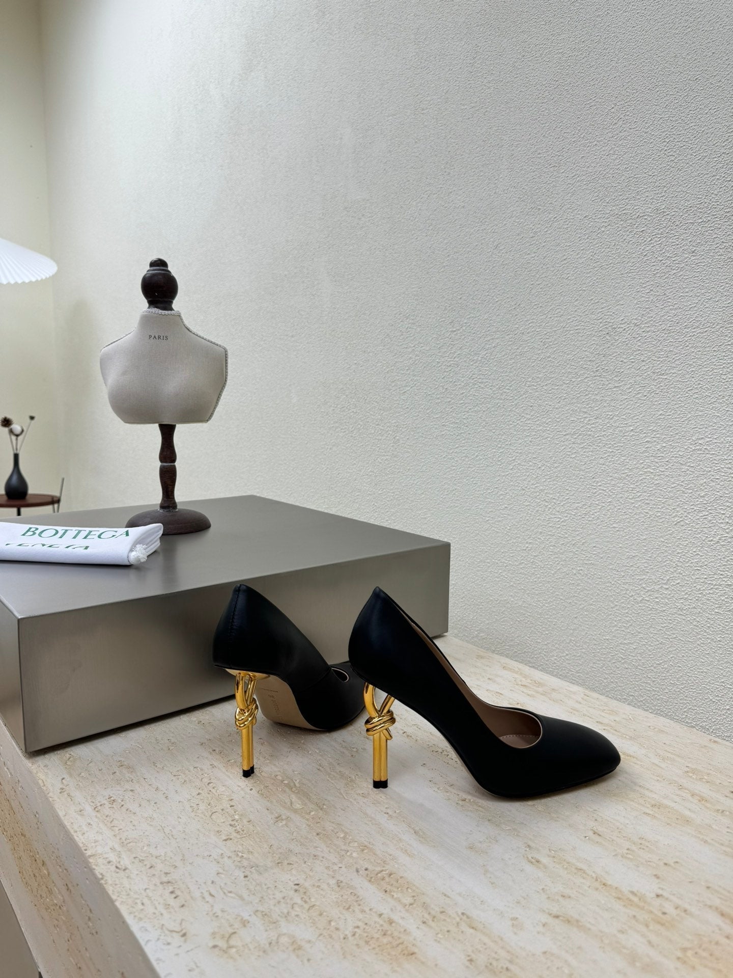 BOTTEGA VENETA KNOT HIGH PUMP IN BLACK AND GOLD METAL HEEL 9 CM
