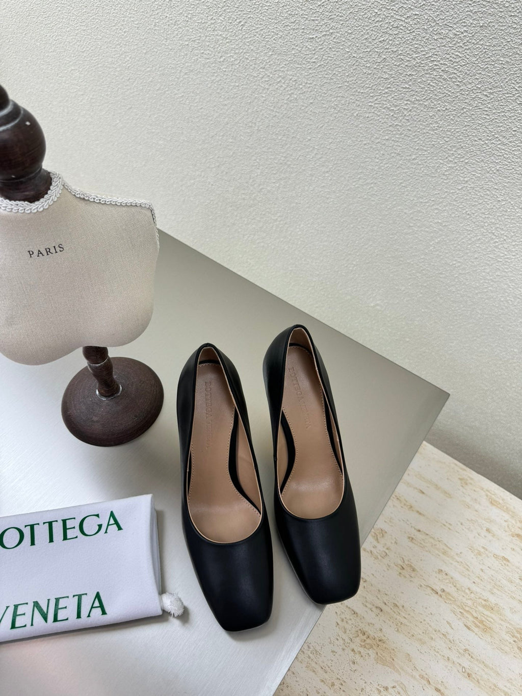 BOTTEGA VENETA KNOT HIGH PUMP IN BLACK AND GOLD METAL HEEL 9 CM