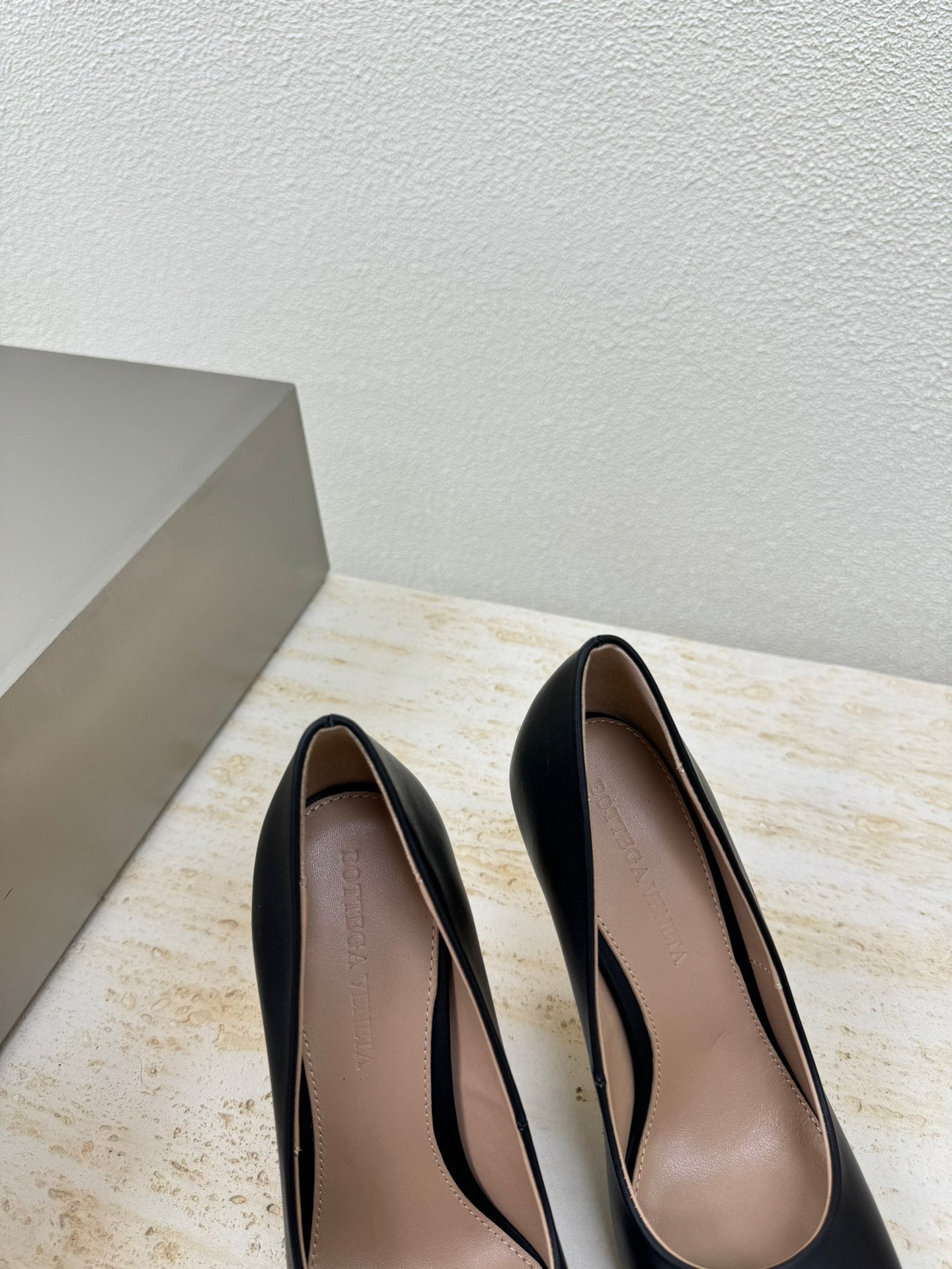 BOTTEGA VENETA KNOT HIGH PUMP IN BLACK AND GOLD METAL HEEL 9 CM