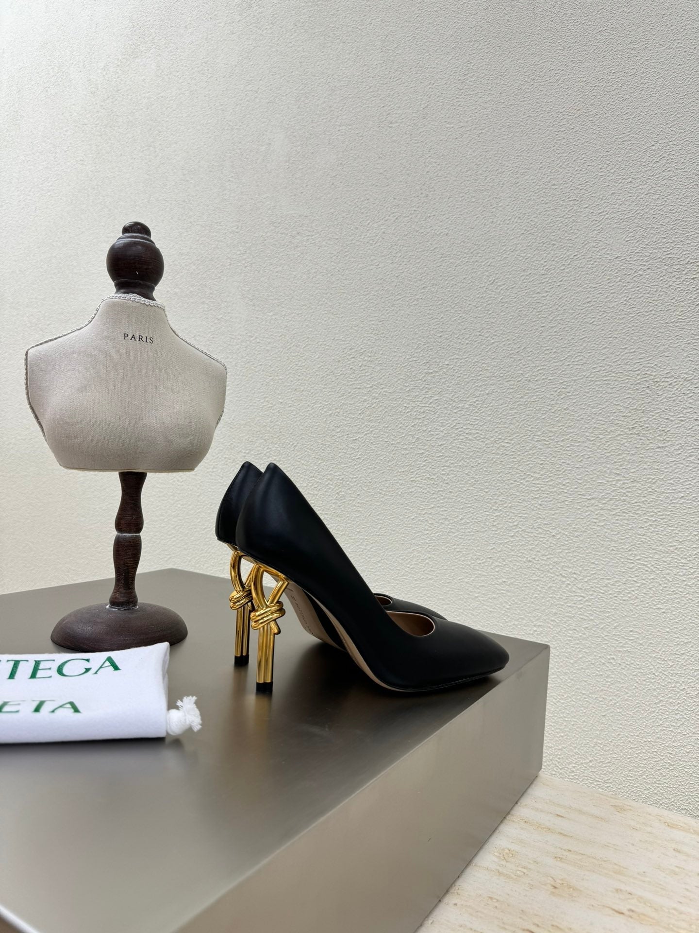 BOTTEGA VENETA KNOT HIGH PUMP IN BLACK AND GOLD METAL HEEL 9 CM