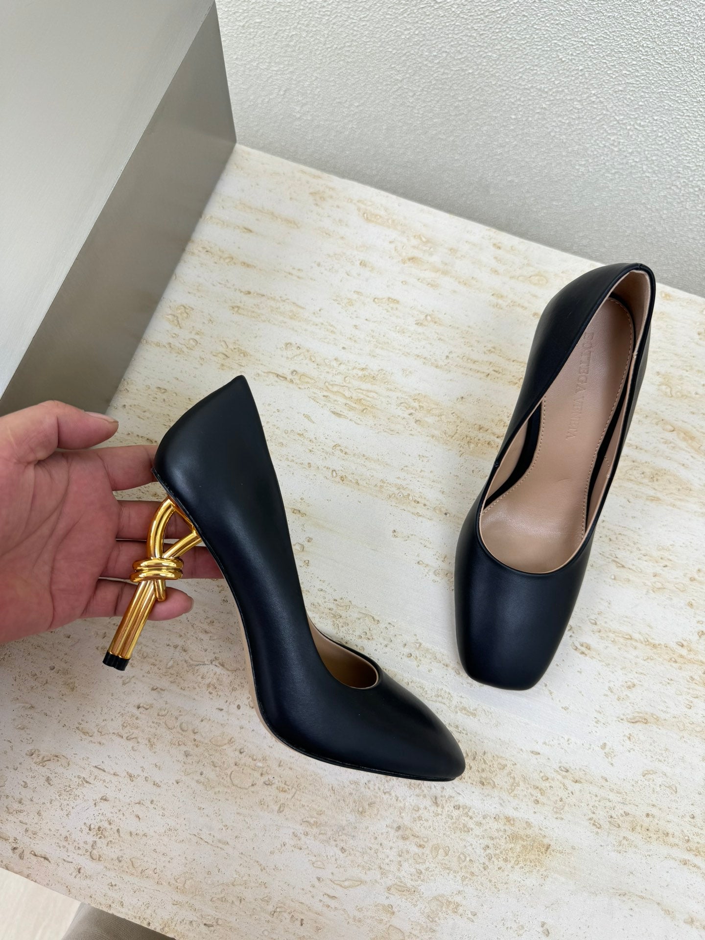 BOTTEGA VENETA KNOT HIGH PUMP IN BLACK AND GOLD METAL HEEL 9 CM