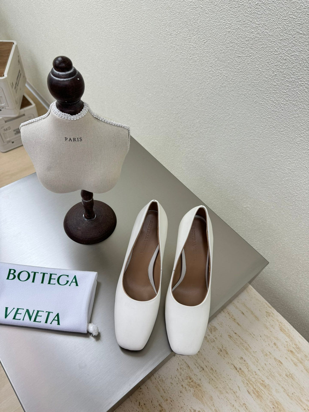 BOTTEGA VENETA KNOT HIGH PUMP IN WHITE AND GOLD METAL HEEL 9 CM
